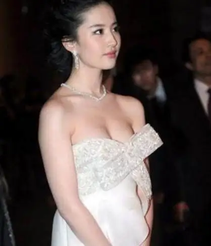 31岁刘亦菲穿袒胸小白裙，裙子不慎下滑