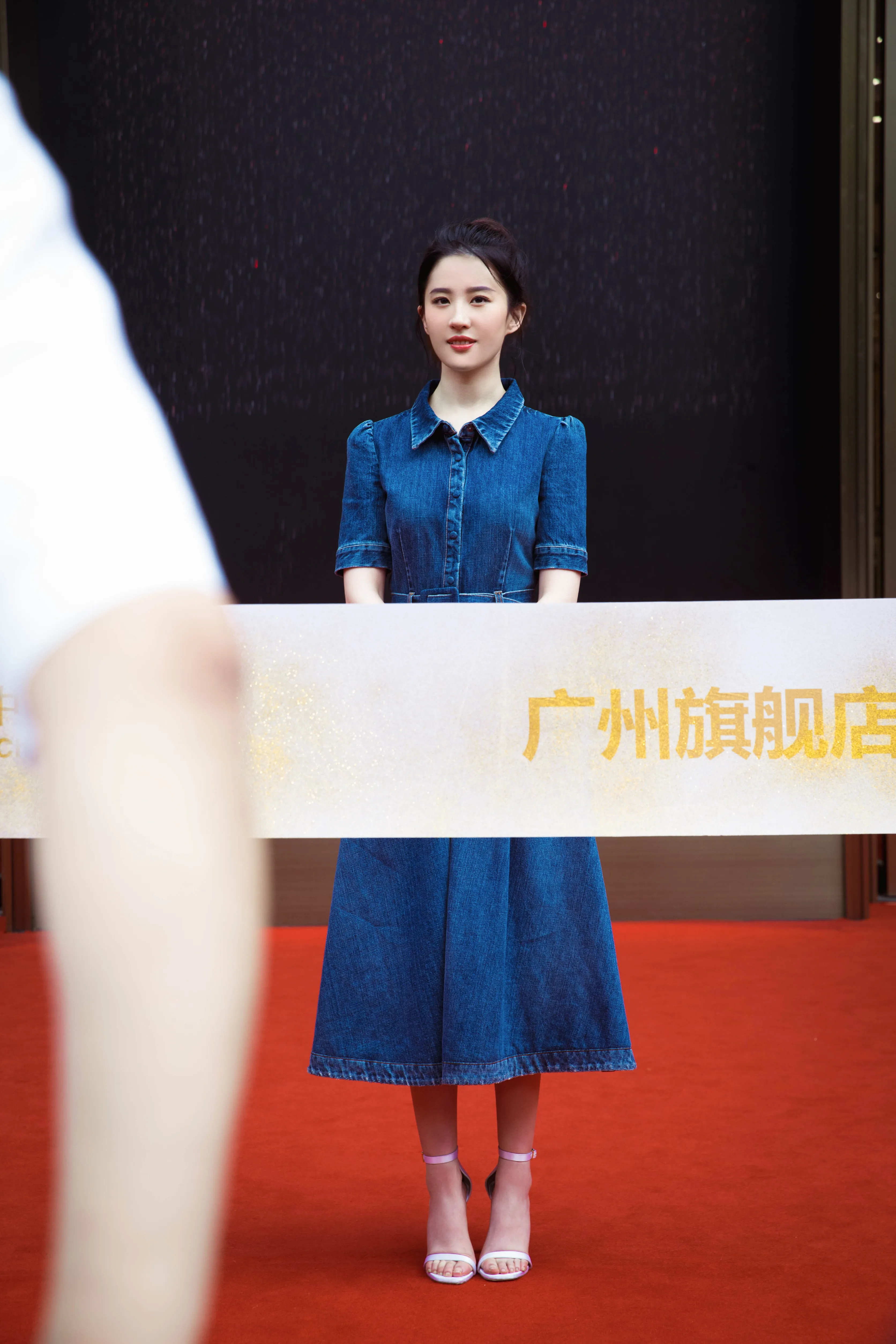 刘亦菲出席中国黄金广州旗舰店开业仪式