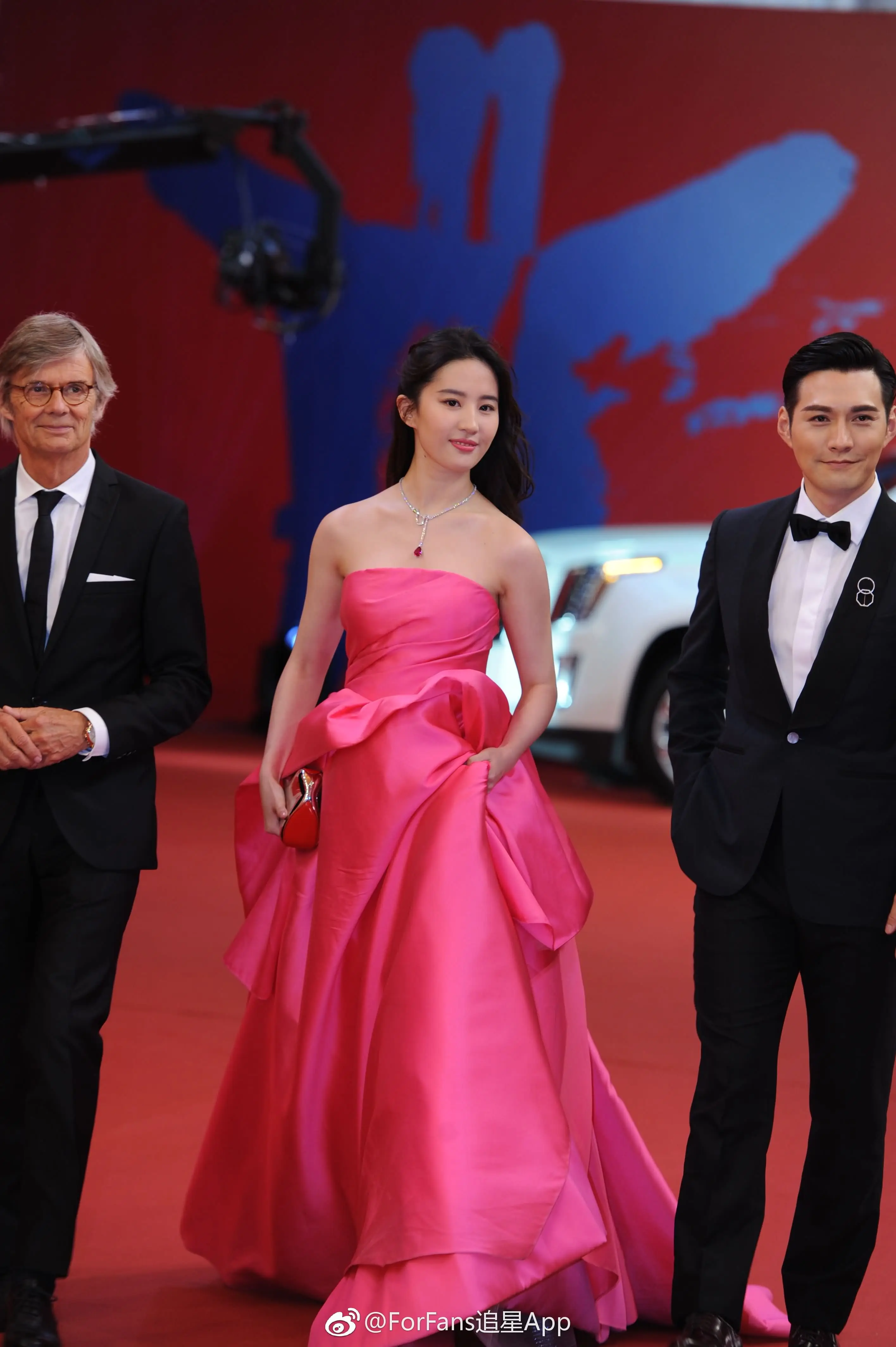刘亦菲与《烽火芳菲》剧组走上海国际电影节红地毯