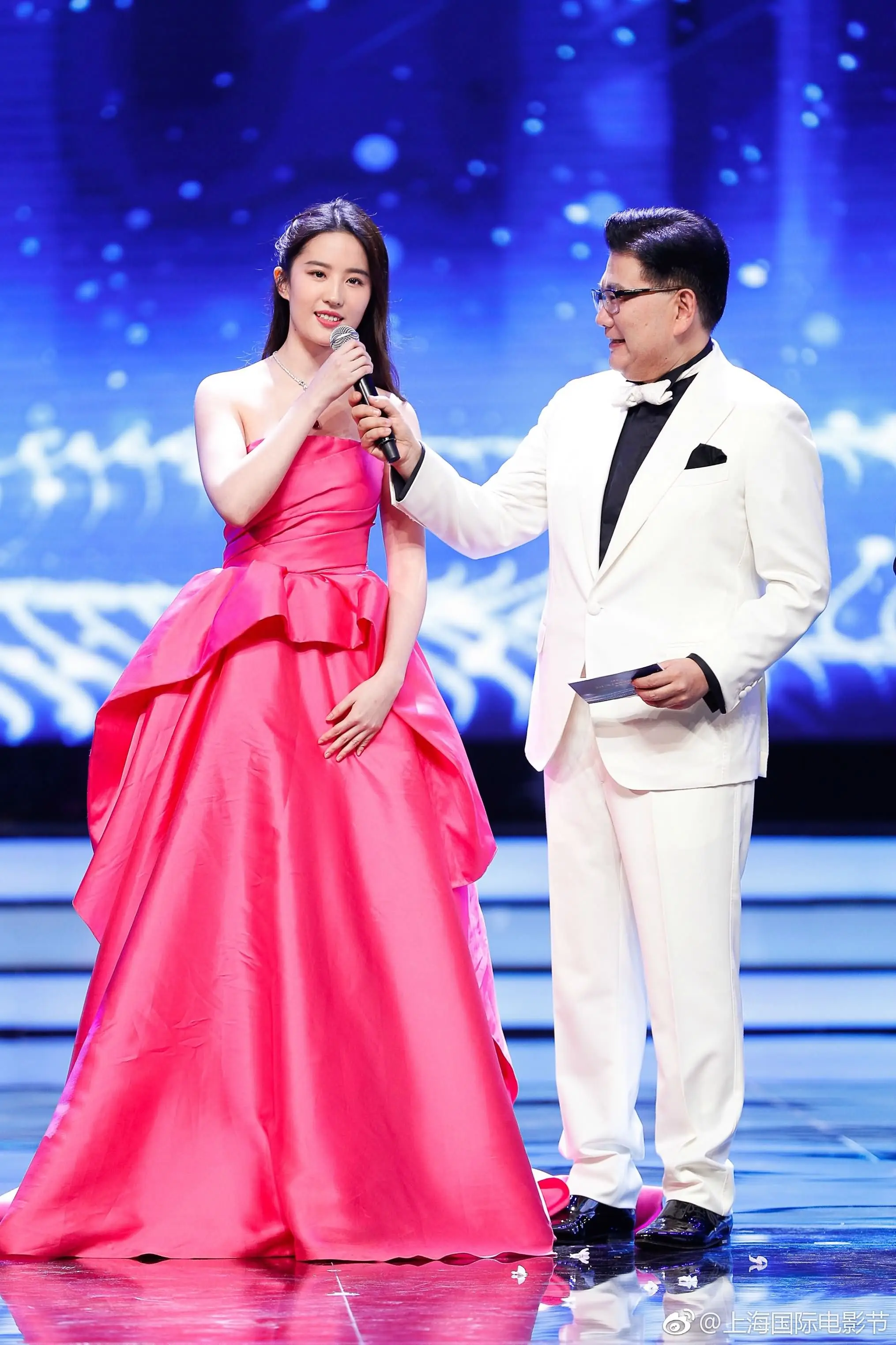 刘亦菲与《烽火芳菲》剧组走上海国际电影节红地毯