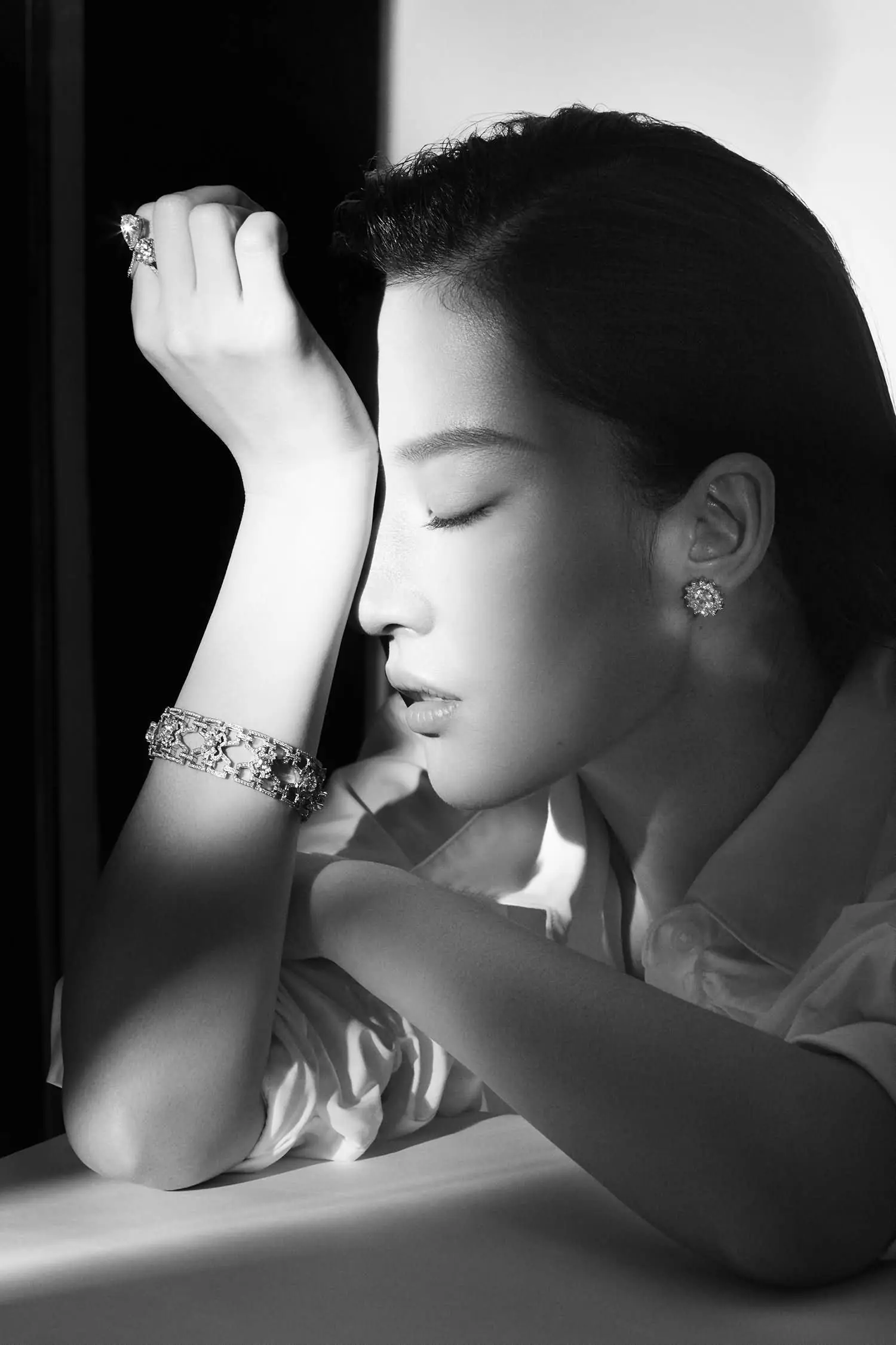 《芭莎珠宝》封面黑白两色界 光影魅力永恒的经典