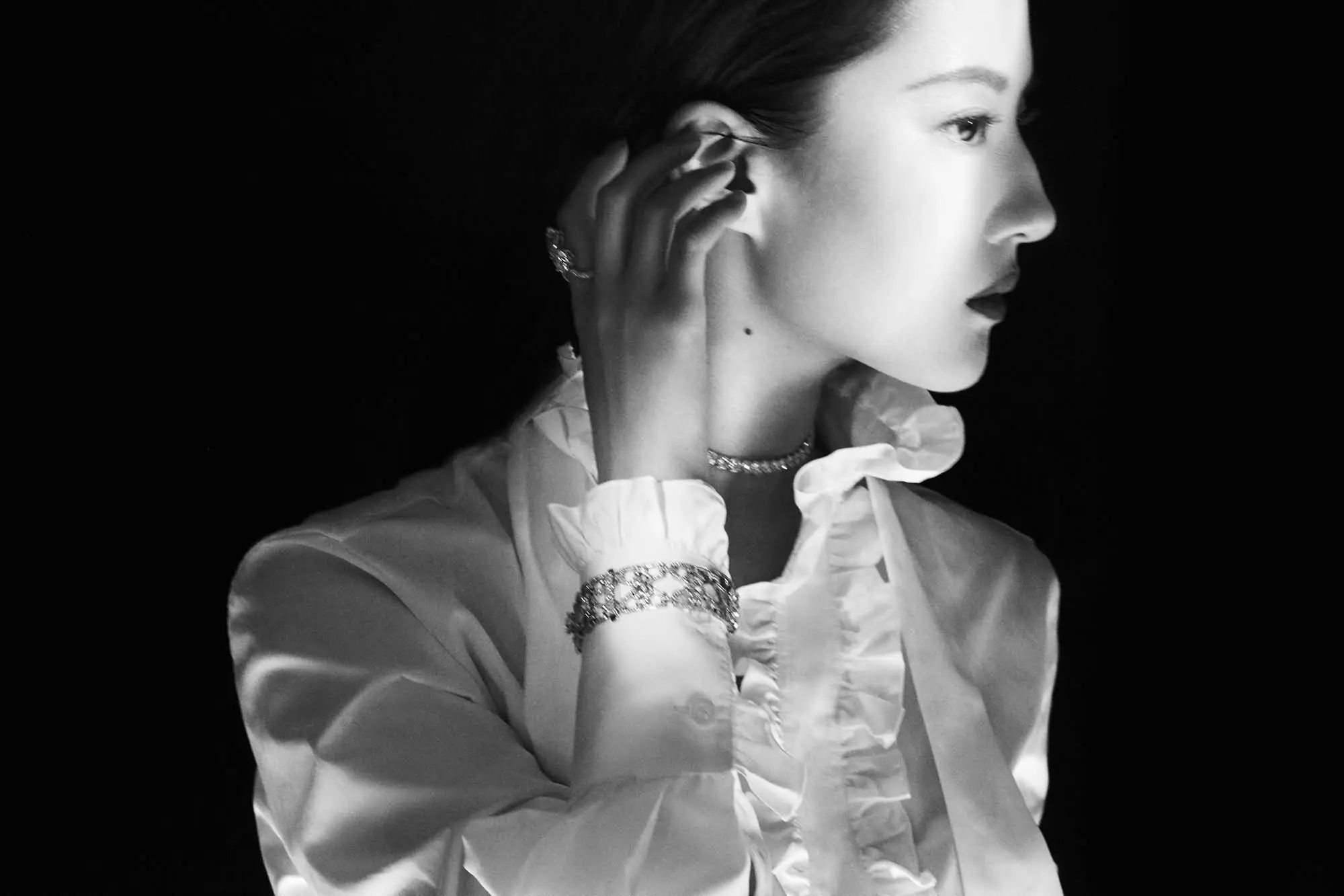 《芭莎珠宝》封面黑白两色界 光影魅力永恒的经典