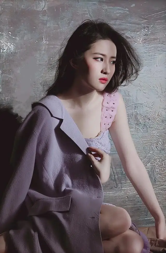 刘亦菲紫色连衣裙淡雅浪漫、气质独特